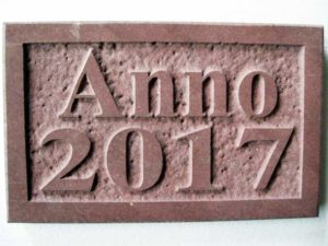 Anno Tafel Sandstein rot Serif 1466x1100